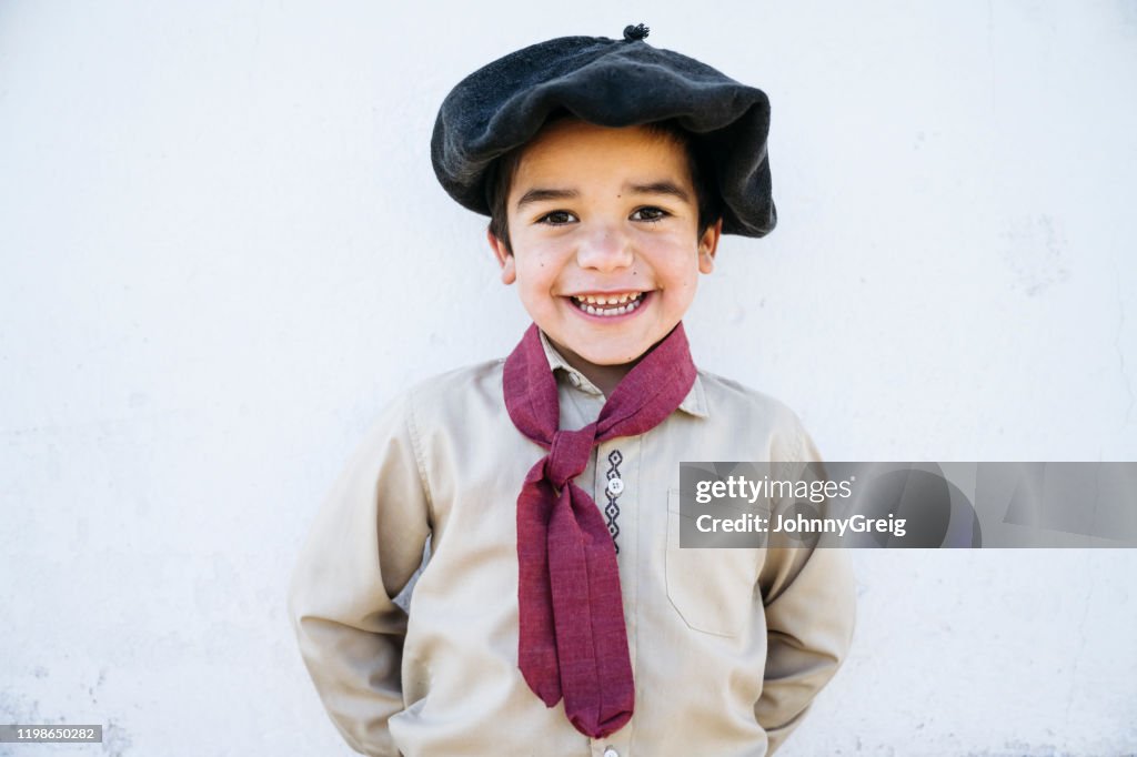 Retrato de gaucho feliz de 5 años con ropa tradicional