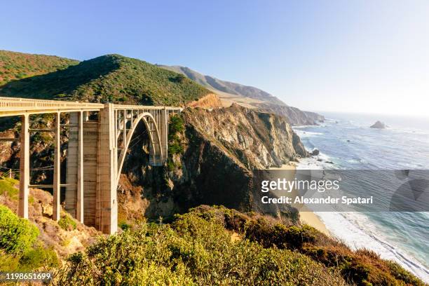 bixby creek bridge and californian coast on a sunny day, california, usa - bixby bridge foto e immagini stock