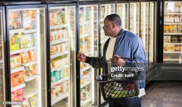 afroamerikanischer mann beim einkaufen für lebensmittel - chubby man shopping stock-fotos und bilder