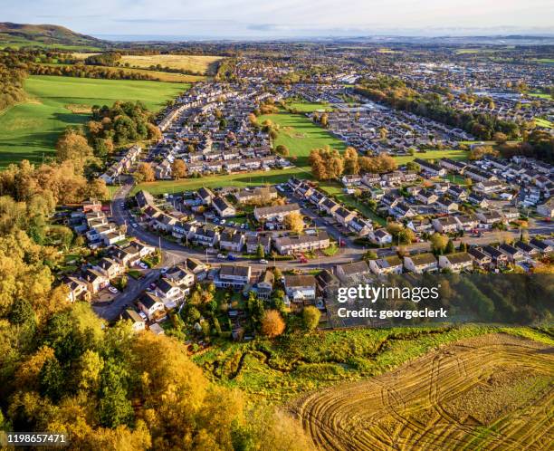 britische stadt im herbst aus der luft - edinburgh street stock-fotos und bilder