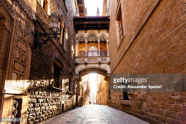 street in gothic quarter in barcelona, spain - barcelona spanien stock-fotos und bilder