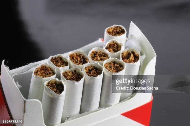 open package of cigarettes - paquete de cigarrillos fotografías e imágenes de stock