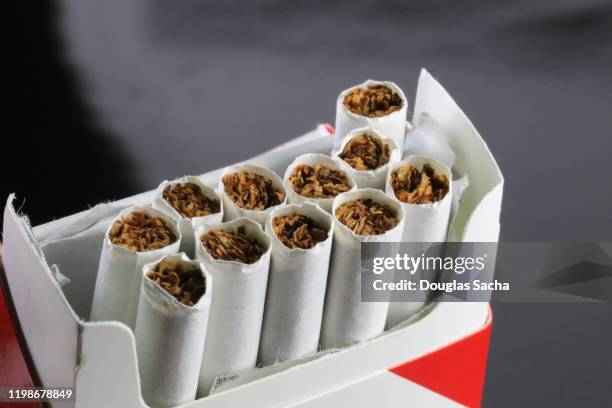 open package of cigarettes - cigarette pack stockfoto's en -beelden