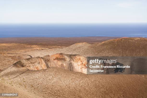volcanic landscape, timanfaya national park, lanzarote, canary islands - vulkankrater stock-fotos und bilder
