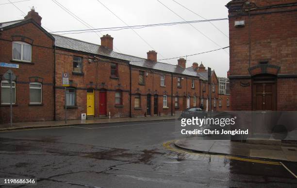 rowhouses in a messy street on a cloudy day - dublin historic stockfoto's en -beelden