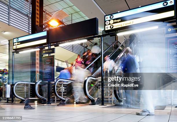 乗客は、orタンボ空港、ヨハネスブルグでエスカレーターに乗ります - orタンボ国際空港 ストックフォトと画像