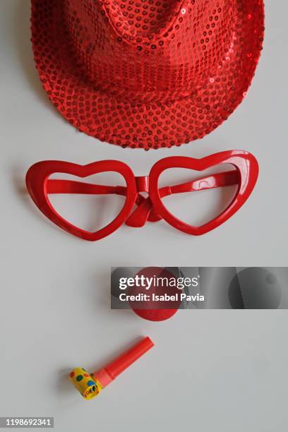 face made with eyeglasses, red hat and red nose - clownsneus stockfoto's en -beelden