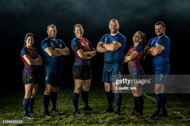 rugbyspieler mit gekreuzten armen, die in die kamera schauen - rugby league team stock-fotos und bilder