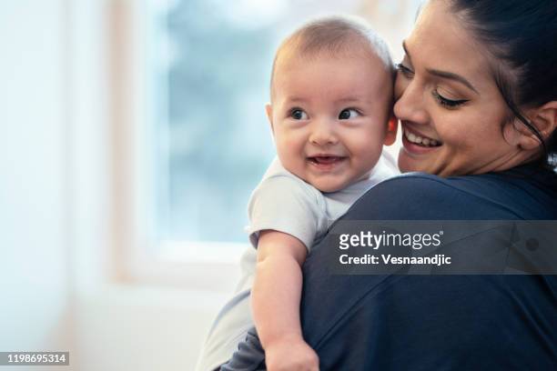 mamma e bambino a casa - bebé foto e immagini stock