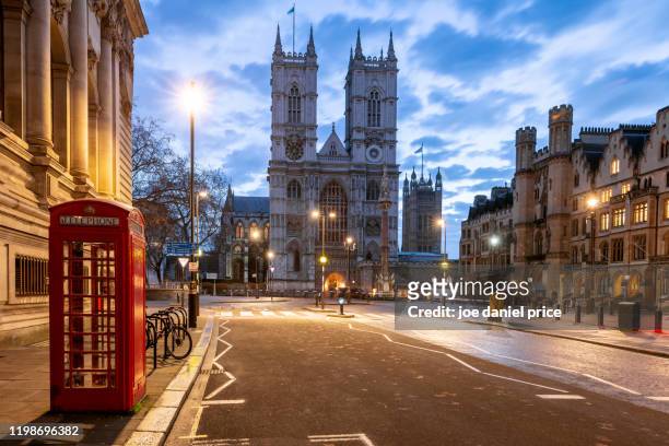 red phone box, westminster abbey, city of westminster, london, england - abby road stock-fotos und bilder