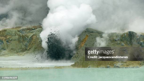 eruption of mud in the crater of the white island volcano in new zealand - anel de fogo do pacífico imagens e fotografias de stock
