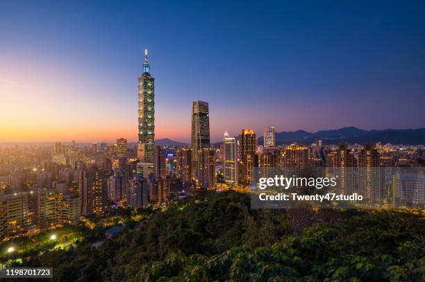 taipei city skyline view from elephant mountain at dawn - taipei taiwan stock pictures, royalty-free photos & images