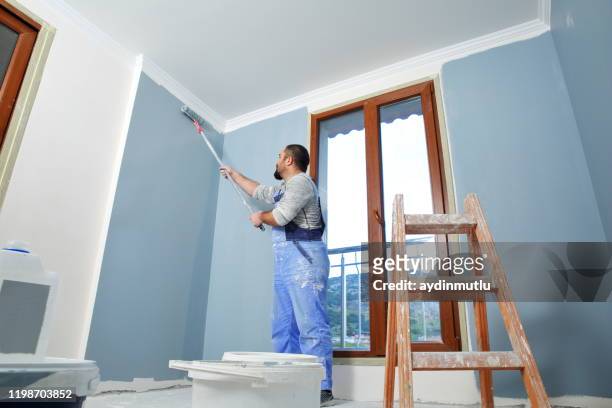 painter man op het werk - house painter stockfoto's en -beelden