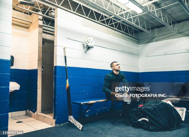 pro hockey keeper na de training - men's ice hockey stockfoto's en -beelden