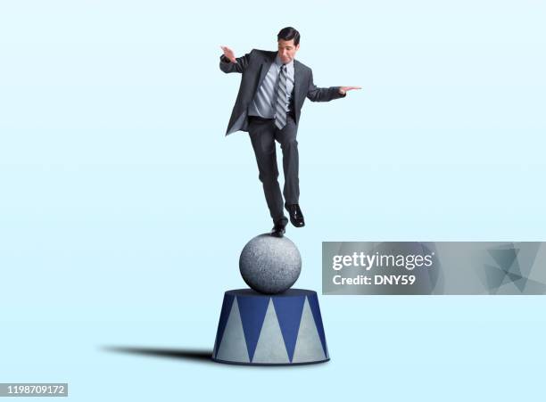 equilibrio de empresarios en el pedestal de bolas y circo - balancing act fotografías e imágenes de stock