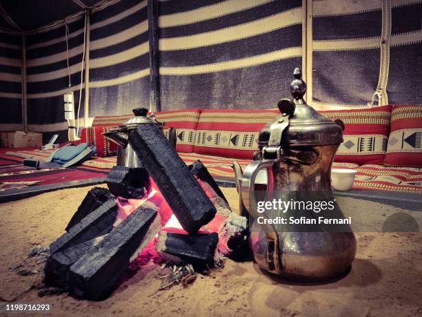 camping in desert - arabian tent stock-fotos und bilder