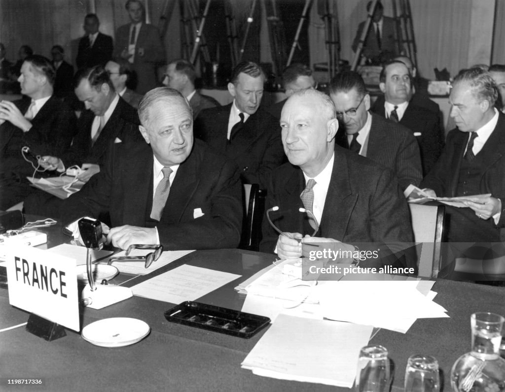 Die französischen Politiker Alexandre Parodi und Außenminister... News