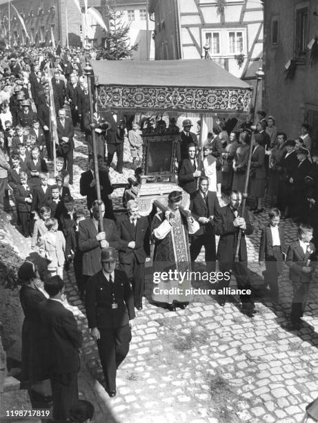 Unter einem Baldachin wird bei einer Fronleichnamsprozession am 31. Mai 1965 der Silberschrein mit der Heiligen-Blut-Reliquie durch den Wallfahrtsort...