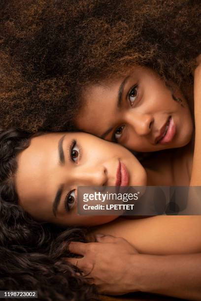 belle donne afroamericane e asiatiche - hair spa foto e immagini stock