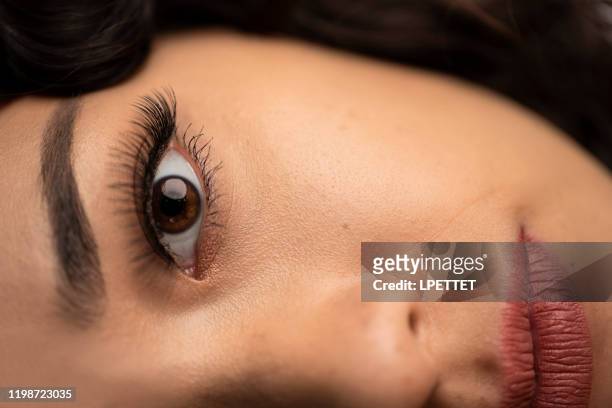 close up schönheit - false eyelash stock-fotos und bilder