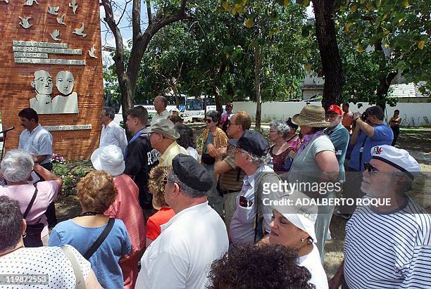 NorthAmerican Jews on a trip to Cuba visit a monument 24 April 2000 to Ethel and Julius Rosenberg who were tried and found guilty of providing atomic...