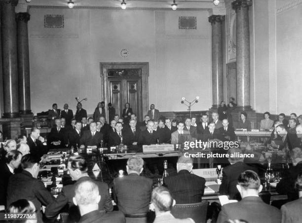 Blick auf die sowjetische Delegation: In der Mitte Wjatscheslaw Molotow, links daneben Andrej Gromyko, dahinter Wladimir Semjonow. Rechts Allen Welsh...