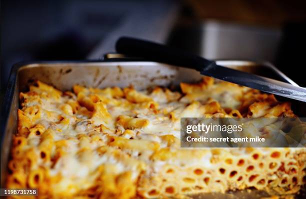 baked ziti - macaroni and cheese stockfoto's en -beelden