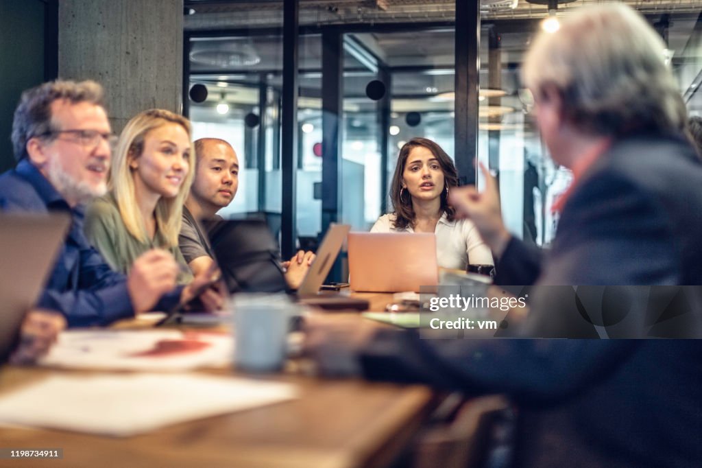 Geschäftsgespräche an einem Konferenztisch