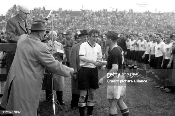 Der französische FIFA-Präsident Jules Rimet ehrt am im Berner Wankdorf-Stadion im strömenden Regen die deutsche Fußballnationalmannschaft und...