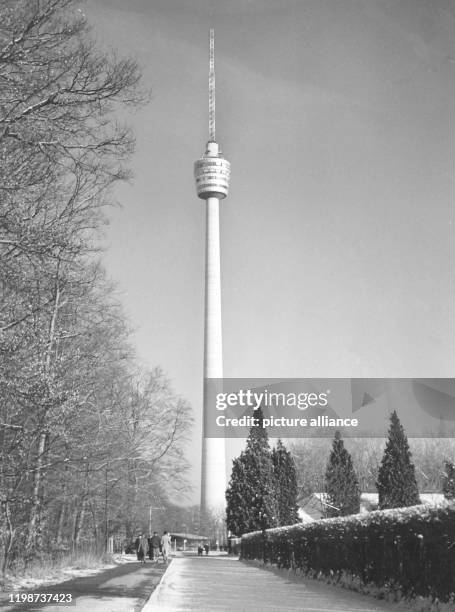 Der Fernsehturm von Stuttgart auf dem Hohen Bopser . Aufnahme von 1957. Foto: Duerkop +++ dpa - Report+++