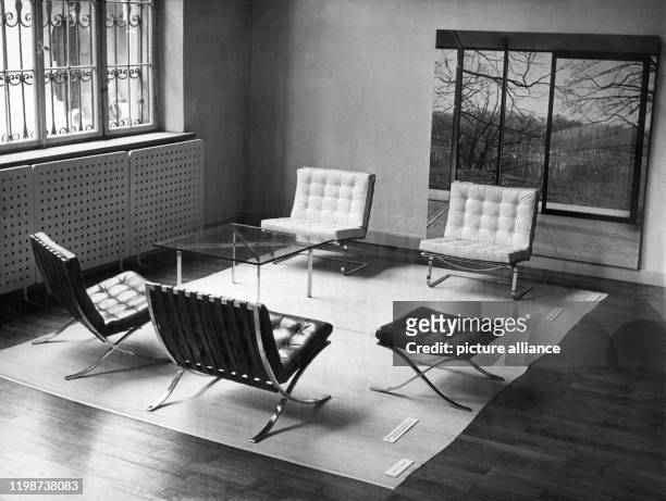 Verschiedene Sitzmöbel des deutschen Architekten Ludwig Mies van der Rohe. Vorne die sogenannten Barcelona-Sessel, die im Deutschen Pavillon auf der...