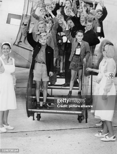 Kinder aus Westberlin nach der Ankunft mit einer Transportmaschine der US-Luftwaffe am auf dem Rhein-Main Flughafen in Frankfurt. Von 1953 bis 1957...