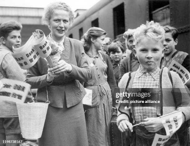 Die Kinder nach ihrer Ankunft am auf dem Hauptbahnhof in München mit Fähnchen, auf denen steht "Dank der DDR für die schönen Ferien". Vierhundert...