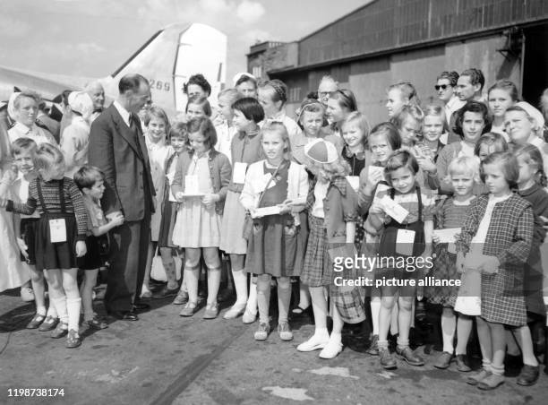 Kinder aus Westberlin wurden in einer Transportmaschine der US-Luftwaffe am nach Hambaurg-Fuhlsbüttel geflogen und dort vom amerikanischen...