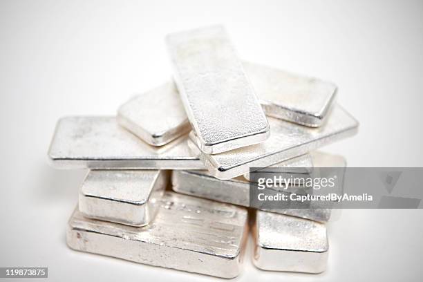 haufen von silver ingots - barren stock-fotos und bilder