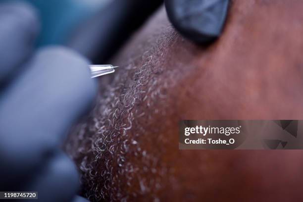 micro-pigmentation de cuir chevelu de l'homme afro-américain chauve - maquillage permanent photos et images de collection