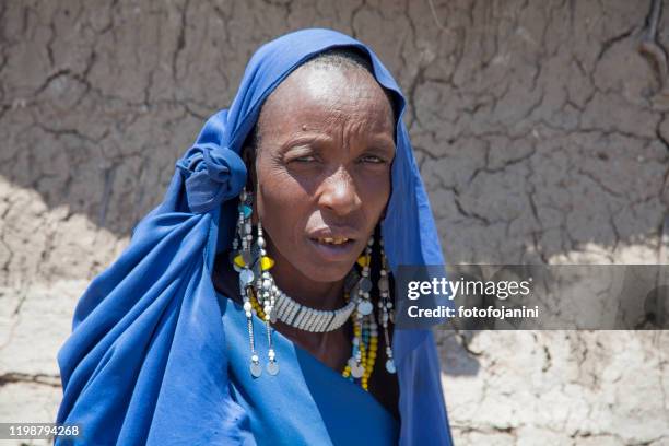 masai mujer con su ropa tradicional tanzania - a beautiful masai woman fotografías e imágenes de stock