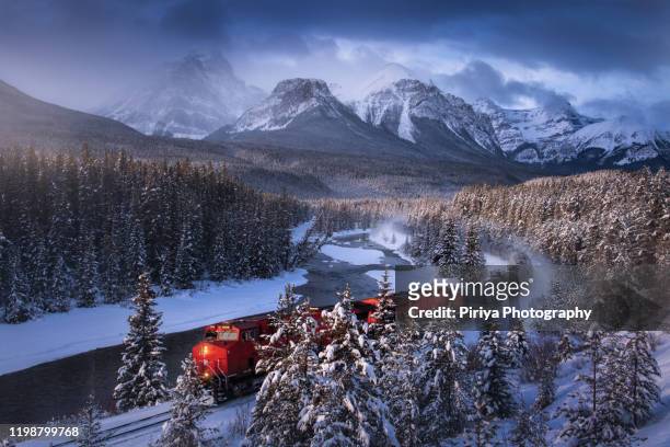 train with canadian rockies winter - canada rockies fotografías e imágenes de stock