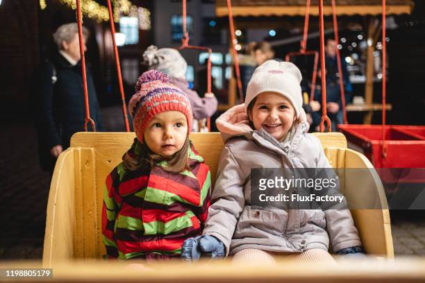 syskon ridning på en nöjespark ride - rollercoaster kids bildbanksfoton och bilder
