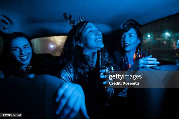 party at the back-seat at taxi - taxi imagens e fotografias de stock