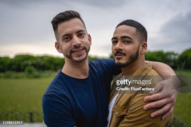närbild porträtt av ett gay par kramar - union gay bildbanksfoton och bilder