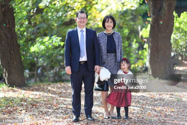 japanese parents with their daughter at shichi go san celebration - shichi go san stock pictures, royalty-free photos & images