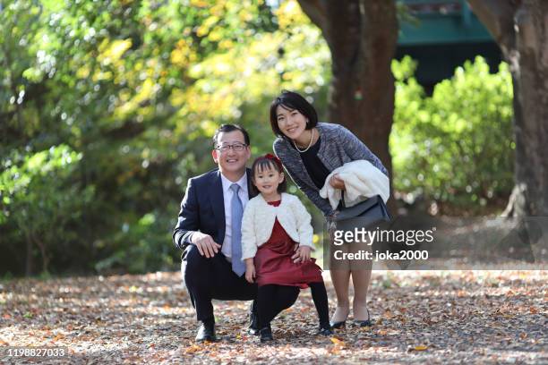 japanese parents with their daughter at shichi go san celebration - shichi go san stock pictures, royalty-free photos & images