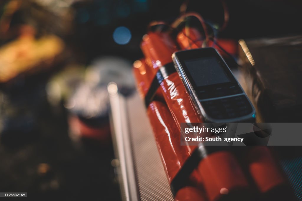 Dynamitbombe mit angeschlossenem Mobiltelefon