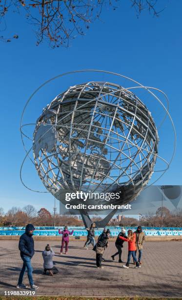 巨大な地球の前で写真を撮る観光客 - flushing queens ストックフォトと画像