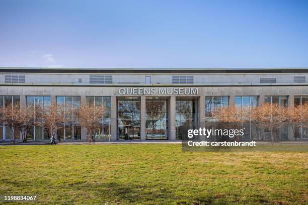 gevel van queens museum - museum of the city of new york winter ball stockfoto's en -beelden