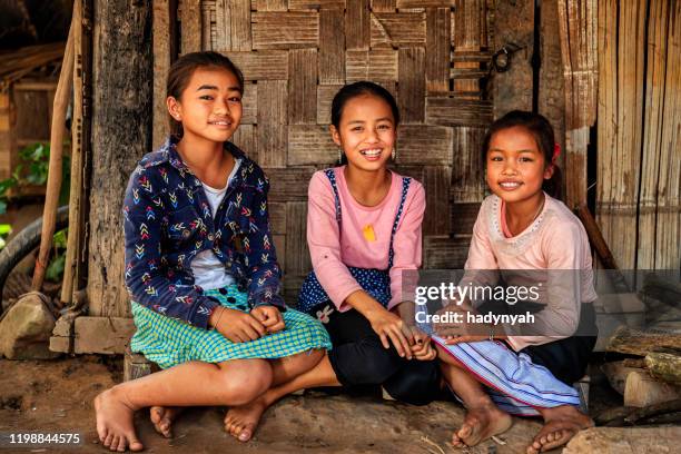 tres niñas laosianas en un pueblo en el norte de laos - cultura laosiana fotografías e imágenes de stock