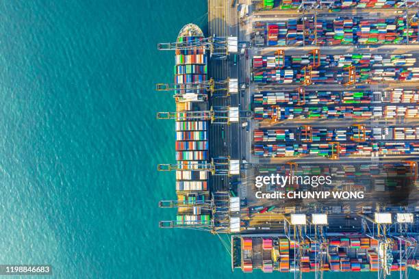 container cargo frachtschiff terminal in hong kong - aerial hong kong stock-fotos und bilder