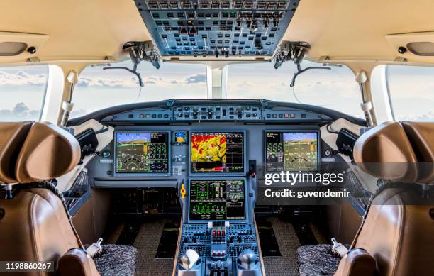 cockpit of a modern private jet airplane - cabine de piloto de avião imagens e fotografias de stock