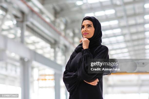 portrait de contemplative middle eastern design professional - émirats arabes unis photos et images de collection